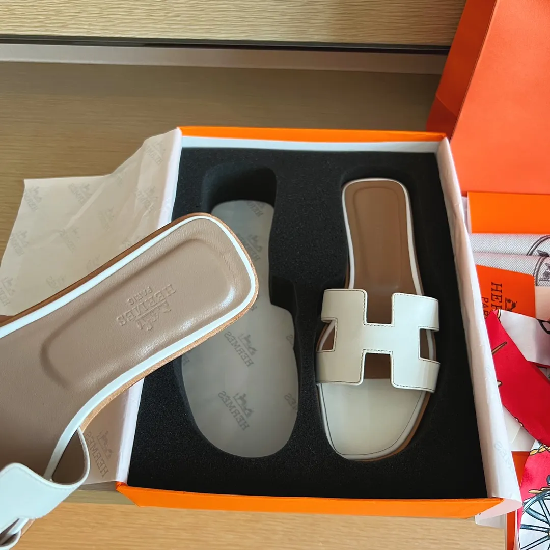 P480👟👟 Hermès) The packaging has been upgraded, and the layout and workmanship materials have been upgraded. Hermes®🔴Handmade Shoes👟👟 👟👟 Product Hermes Slippers🐎 —————————— The 2023 early spring new model is the same as the original version, purely handmade by masters! ❥High-end customization, exclusive products, industry❥Using: Hermers upper: Italian imported cowhide + original custom-grade Australian sheepskin feet + genuine leather outsole (pursuing walking comfort) 👟👟 ~~〰〰〰〰❥ Packaging: ✔🚦Pay attention to the exclusive packaging 〰Original quality on sale━━━━Hermes━━━━━ size: 35-40 (34.41.42 custom-made, non-refundable)
